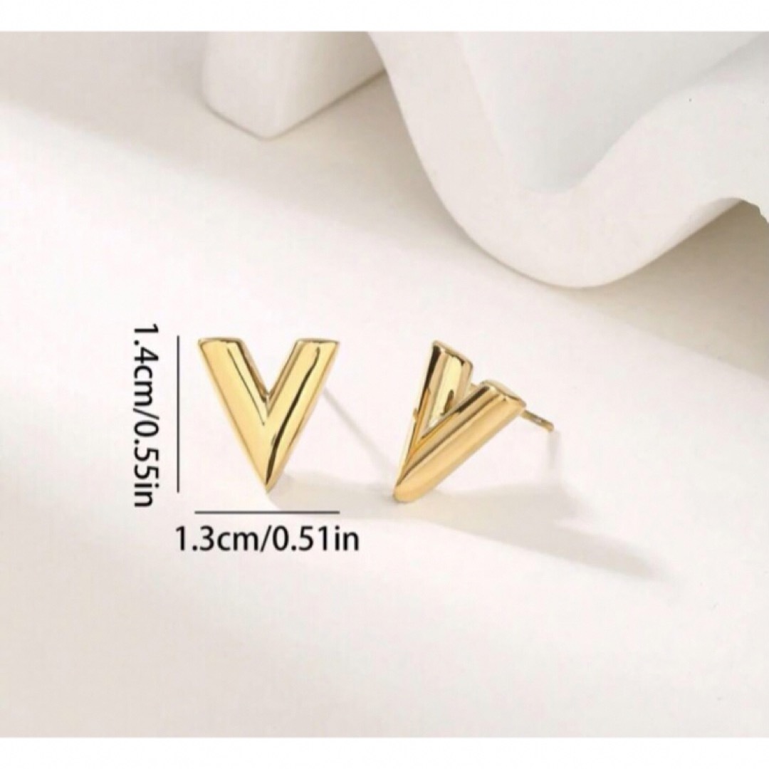 V ロゴ ピアス イニシャル アルファベット モチーフ ゴールド シンプル レディースのアクセサリー(ピアス)の商品写真