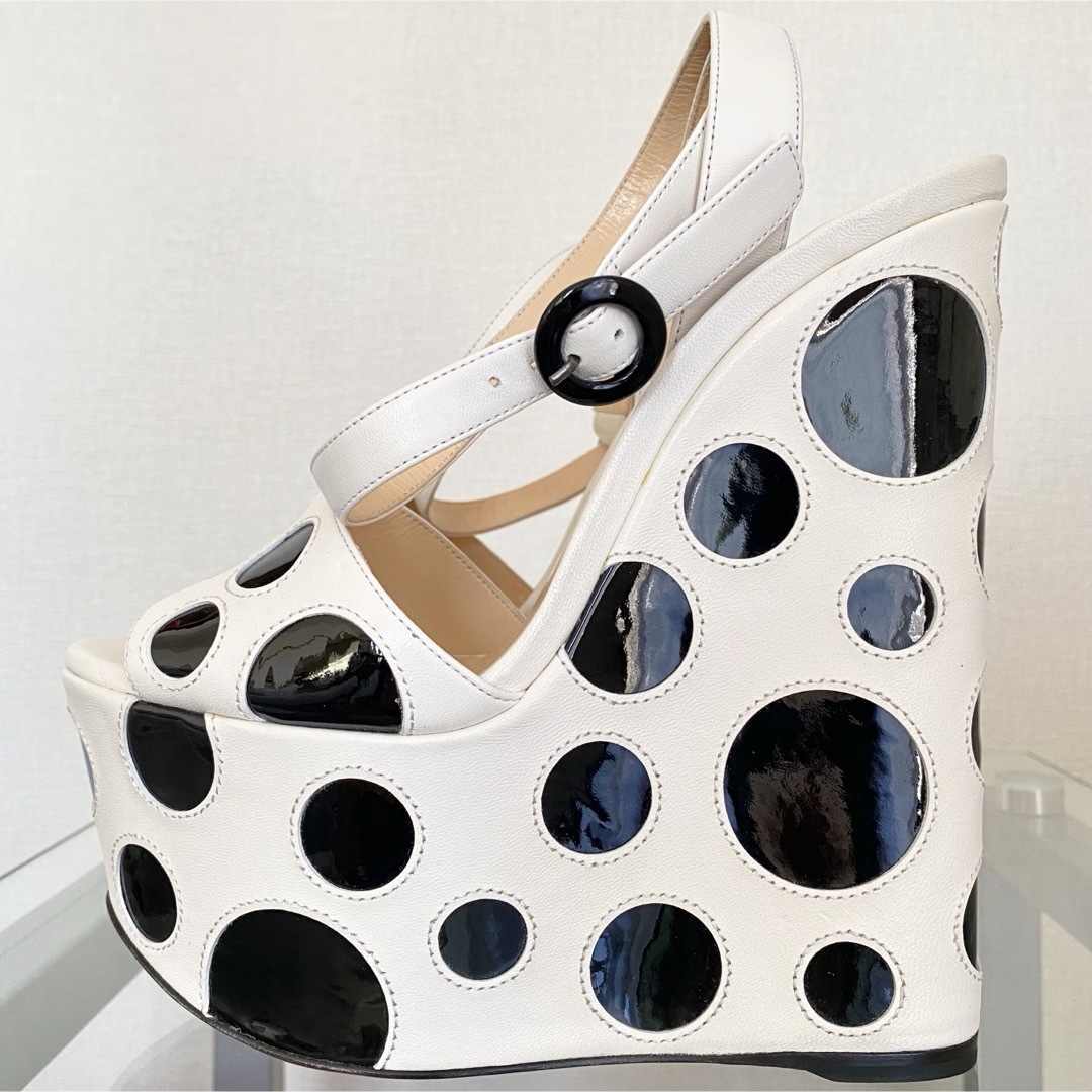 Christian Louboutin(クリスチャンルブタン)のルブタン　サンダル　バブル　ドット　水玉　ダルマタ　白黒　Polka Dot レディースの靴/シューズ(サンダル)の商品写真