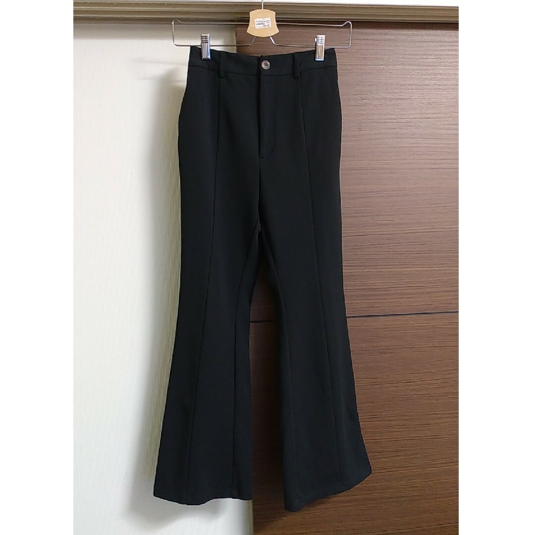 GU(ジーユー)のGU　フレアパンツ　フレアーカラーパンツ　黒　長ズボン　Sサイズ レディースのパンツ(カジュアルパンツ)の商品写真