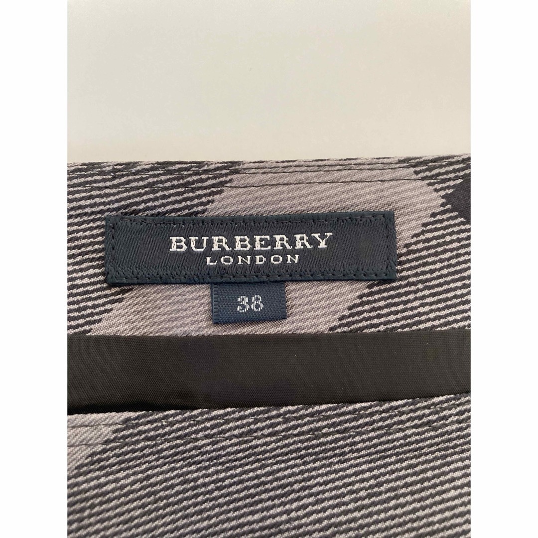 BURBERRY(バーバリー)のバーバリー ロンドン　スカート　38  絹100% レディースのスカート(ひざ丈スカート)の商品写真