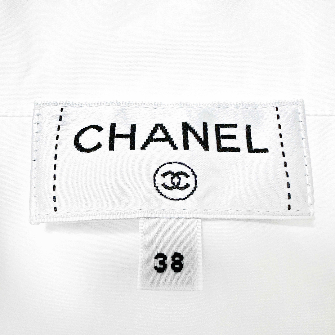 CHANEL(シャネル)のシャネル CHANEL ブラウス フリル シャツ ホワイト 22A 2022秋冬 レディースのトップス(シャツ/ブラウス(長袖/七分))の商品写真