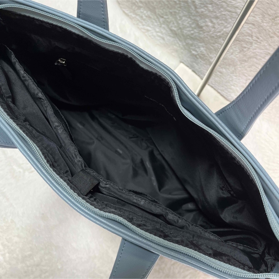 MARY QUANT(マリークワント)のマリークワント　トートバッグ　くすみブルー　大判ロゴ　A4収納可能　マリクワ レディースのバッグ(トートバッグ)の商品写真