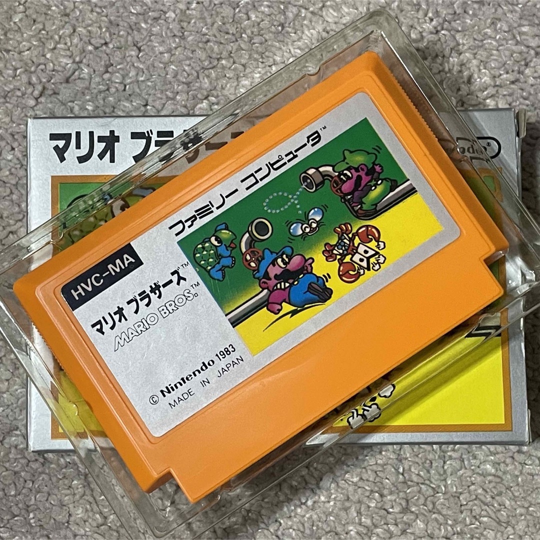 ファミリーコンピュータ(ファミリーコンピュータ)の元祖マリオワールド! 良品〜美品 後期版 銀箱 マリオブラザーズ 箱説付 エンタメ/ホビーのゲームソフト/ゲーム機本体(家庭用ゲームソフト)の商品写真