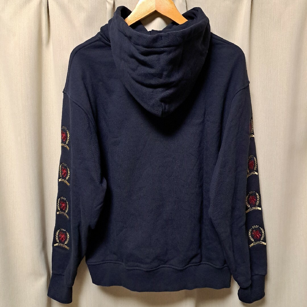 TOMMY JEANS(トミージーンズ)のTOMMY JEANS CREST カプセルコレクション限定品 刺繍ロゴパーカー メンズのトップス(パーカー)の商品写真