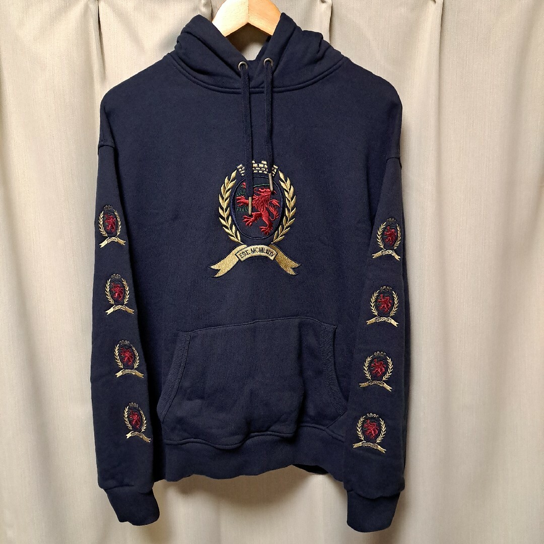 TOMMY JEANS(トミージーンズ)のTOMMY JEANS CREST カプセルコレクション限定品 刺繍ロゴパーカー メンズのトップス(パーカー)の商品写真