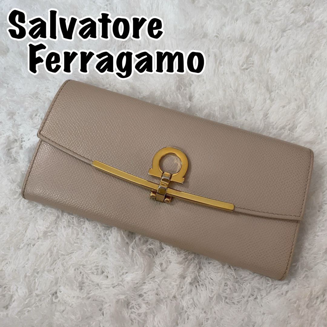 Salvatore Ferragamo(サルヴァトーレフェラガモ)のSalvatore Ferragamo 長財布 二つ折り ガンチーニ ベージュ レディースのファッション小物(財布)の商品写真