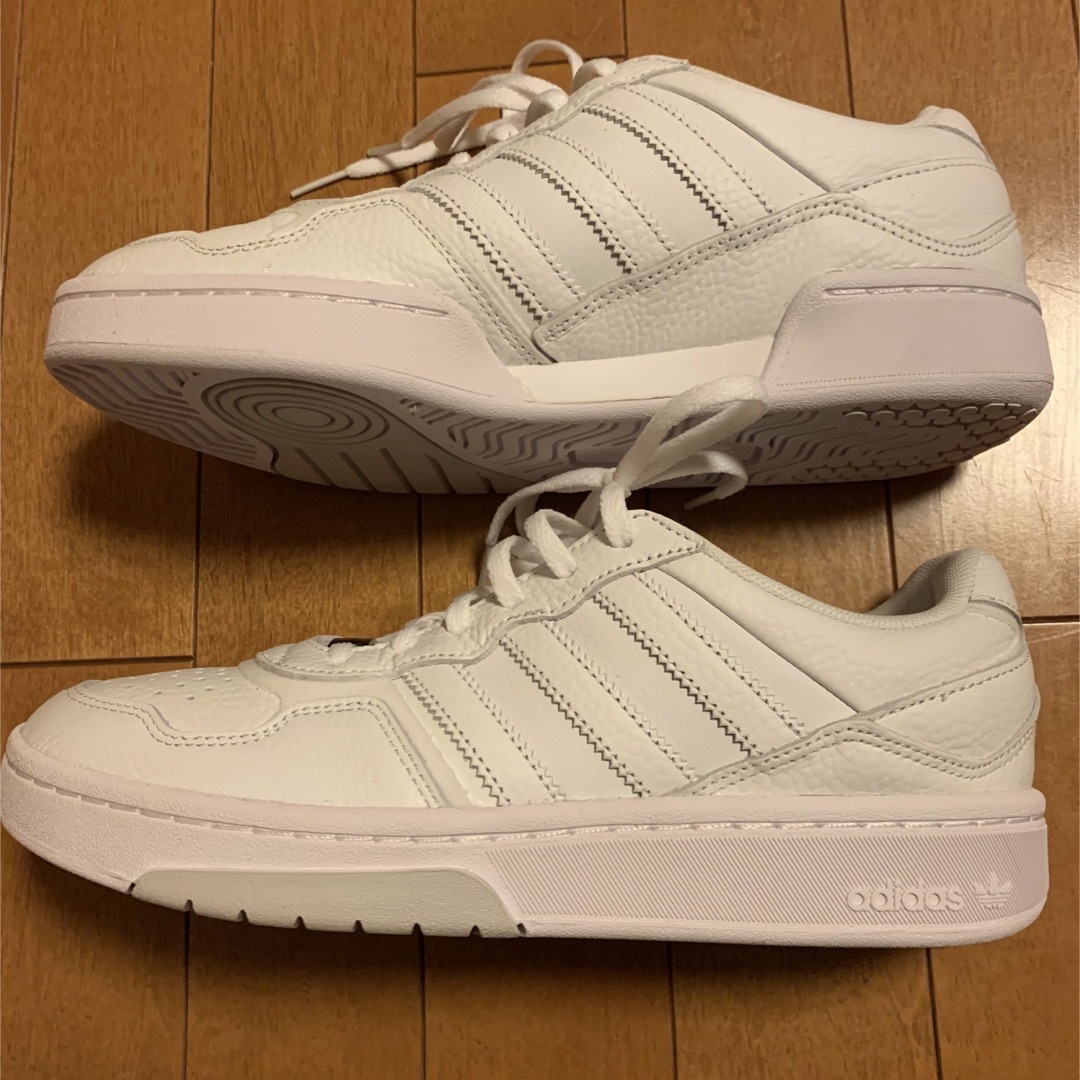 adidas(アディダス)の【新品･未使用】adidas COURTIC(GY3589)スニーカー7 2/1 メンズの靴/シューズ(スニーカー)の商品写真