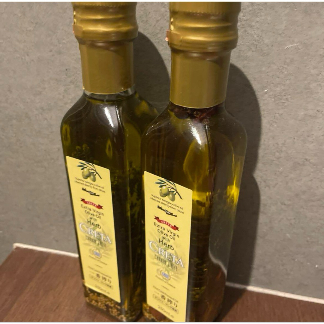 希少種 クレタ島産　8種のハーブ入　エキストラバージンオリーブオイル 食品/飲料/酒の食品(調味料)の商品写真
