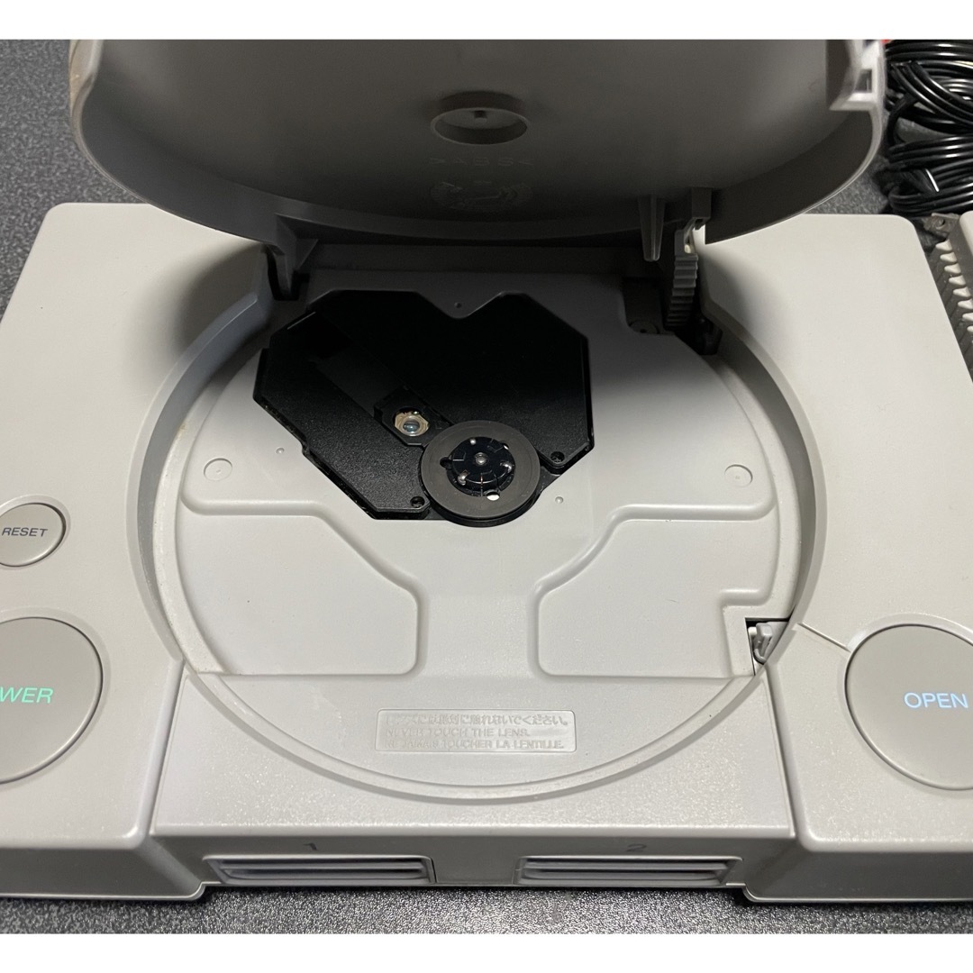 PlayStation(プレイステーション)のプレステ　PS1本体　SCPH-5000.7000セット エンタメ/ホビーのゲームソフト/ゲーム機本体(家庭用ゲーム機本体)の商品写真