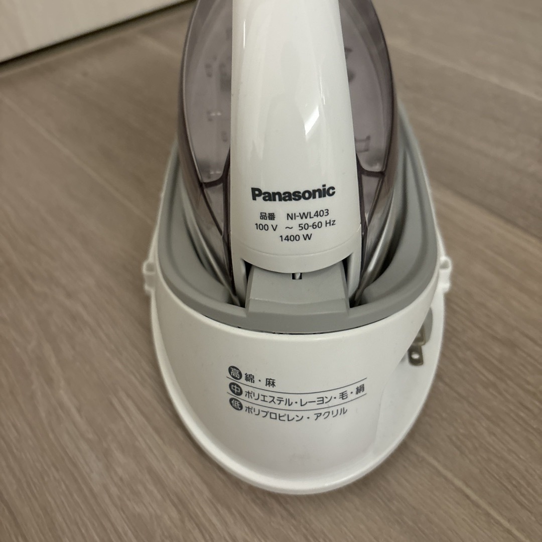 Panasonic(パナソニック)のスチームアイロン Panasonicカルル NI-WL403 スマホ/家電/カメラの生活家電(アイロン)の商品写真