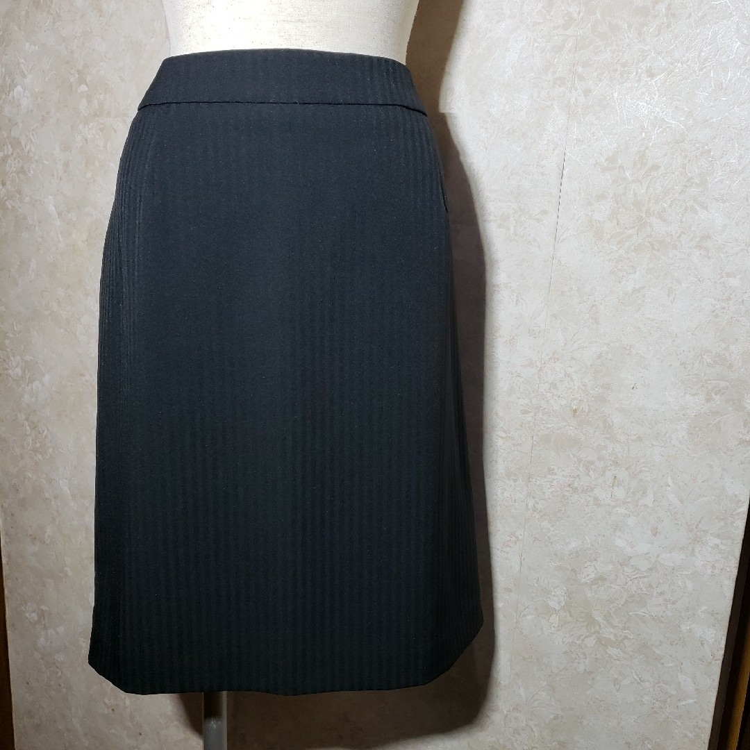 ❤膝丈タイトスカート❤ストレッチ素材/黒シャドーストライプ未使用/ウエスト76 レディースのスカート(ひざ丈スカート)の商品写真