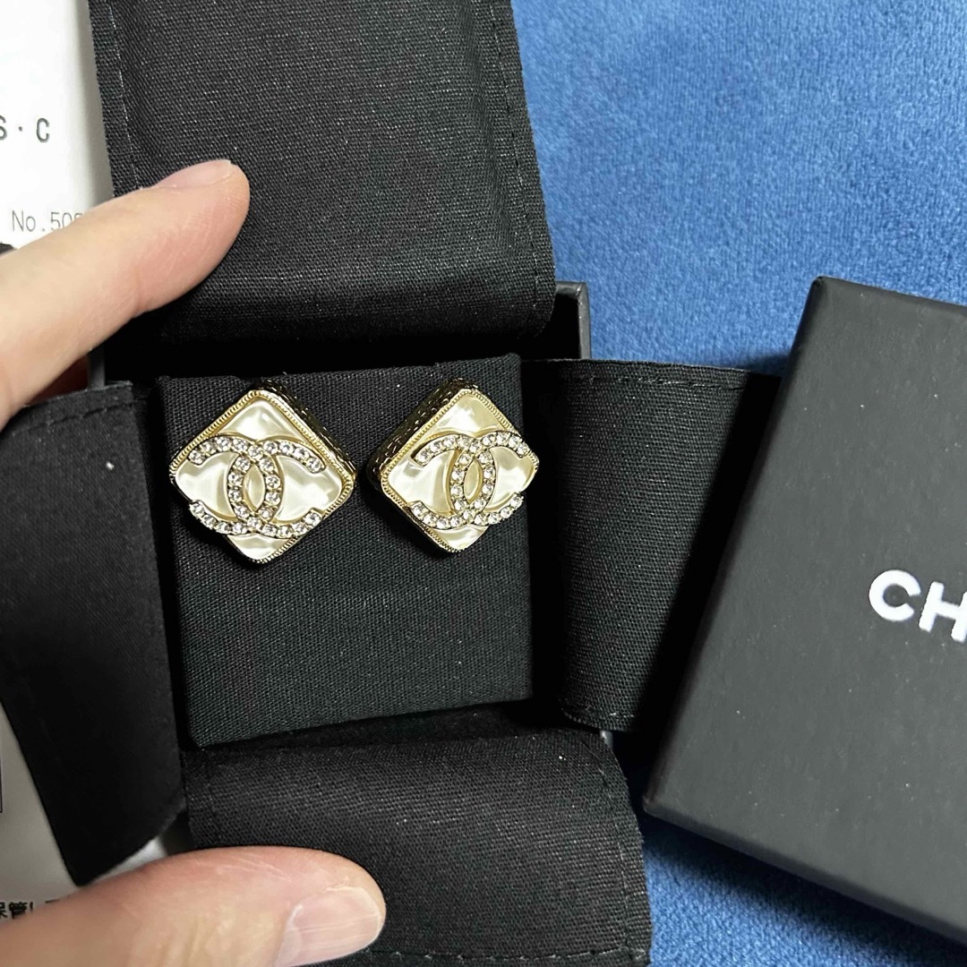 CHANEL(シャネル)の【美品】CHANEL ピアス　1度使用　クリア メンズのアクセサリー(ピアス(両耳用))の商品写真