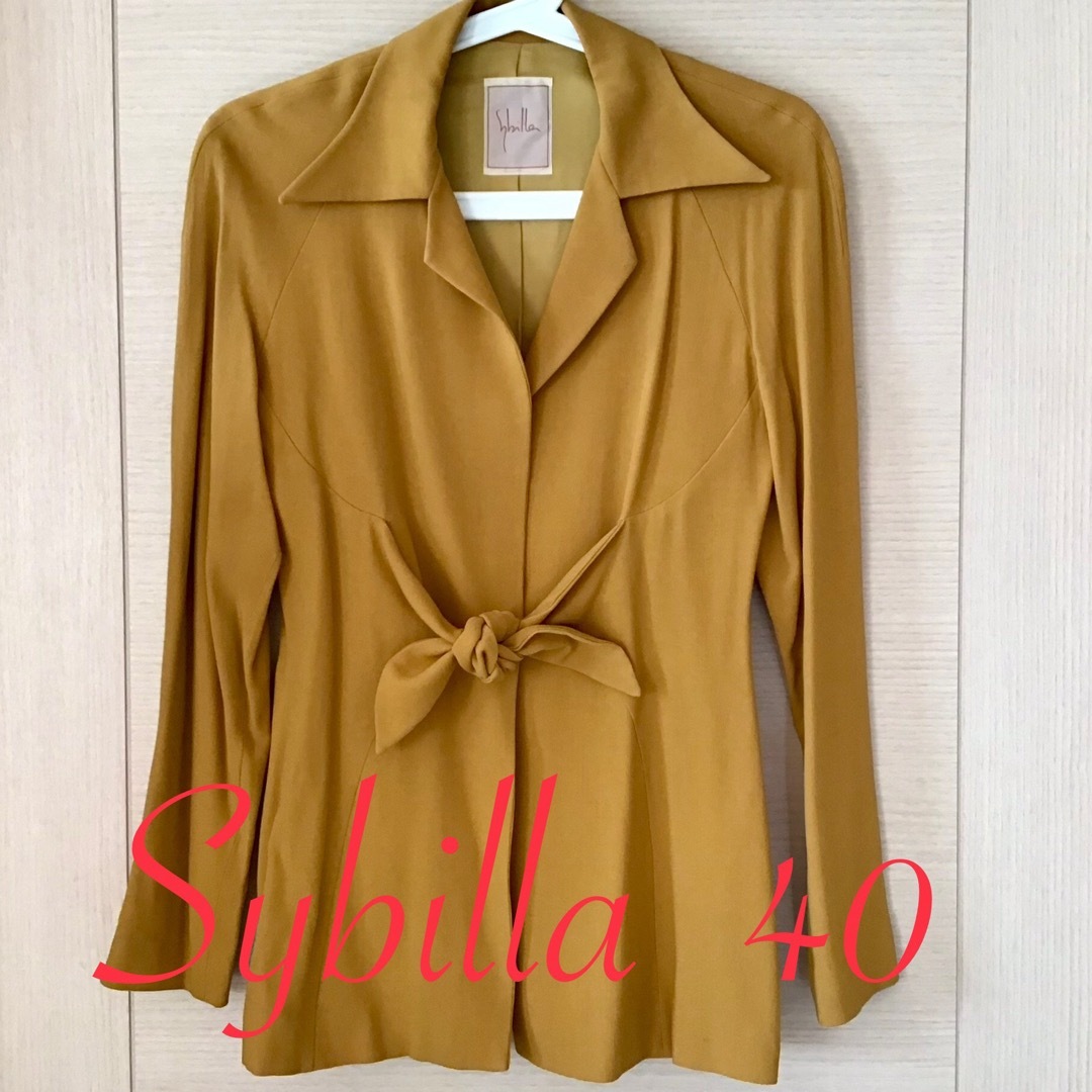 Sybilla(シビラ)のシビラ Sybilla からし色 テーラード リボン ジャケット40 M レディースのジャケット/アウター(テーラードジャケット)の商品写真