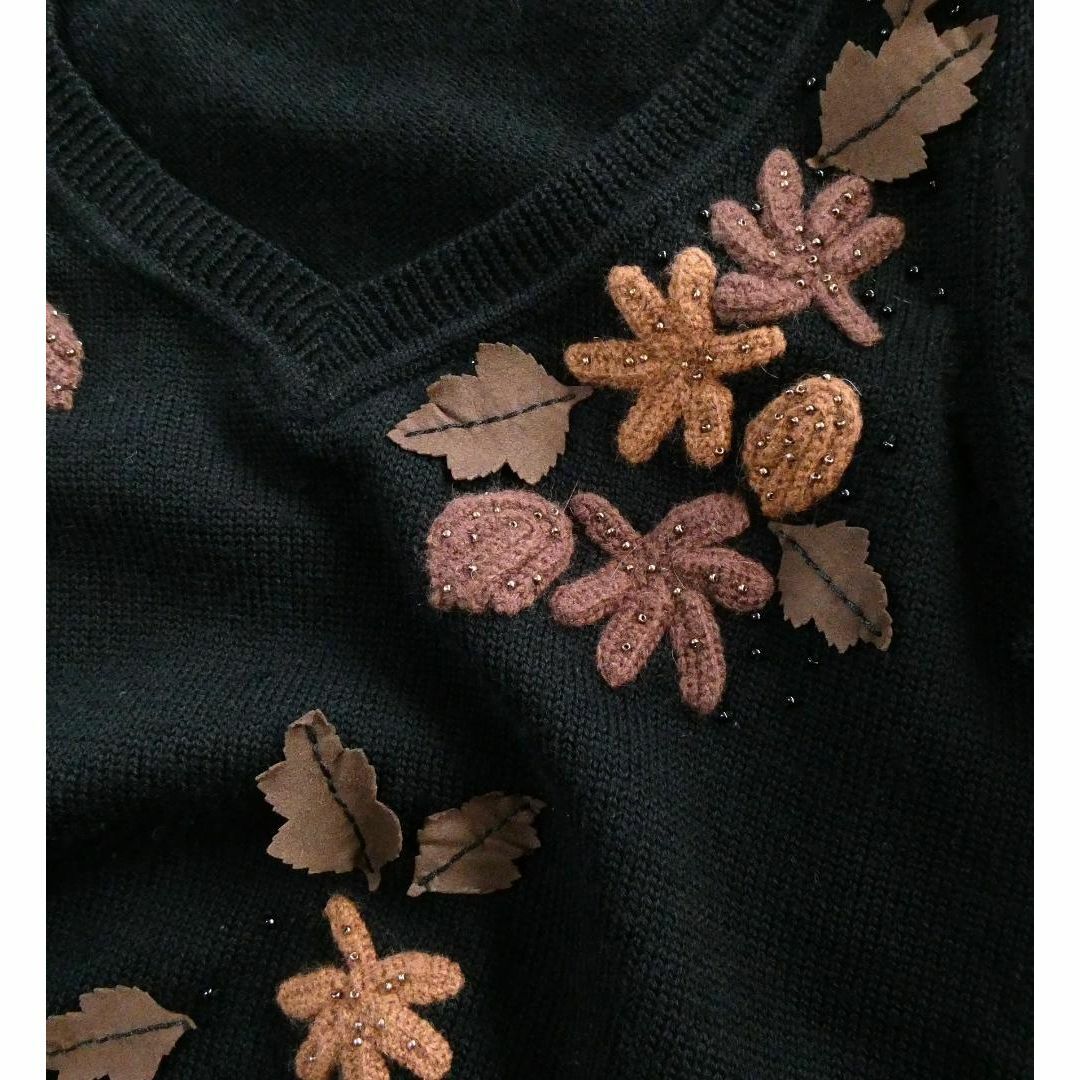 BOSCH(ボッシュ)の美品 BOSCH ボッシュ Vネック 長袖 秋装飾 ビーズ ニット セーター 黒 レディースのトップス(ニット/セーター)の商品写真