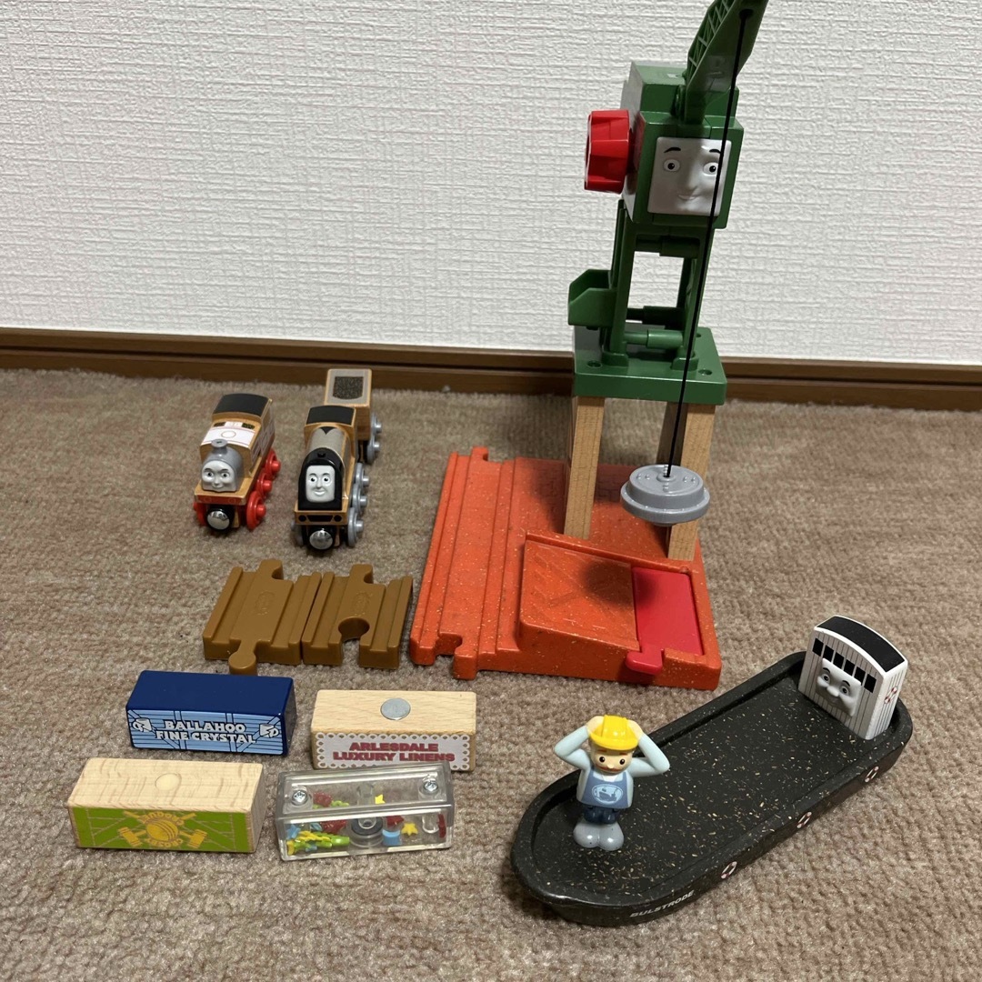 THOMAS(トーマス)の機関車トーマス　木製レールシリーズ　クランキー キッズ/ベビー/マタニティのおもちゃ(電車のおもちゃ/車)の商品写真