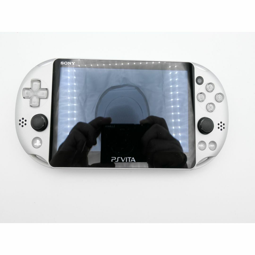 PlayStation Vita(プレイステーションヴィータ)のPS VITA Wi-Fiモデル シルバー (PCH-2000ZA25)32GB エンタメ/ホビーのゲームソフト/ゲーム機本体(携帯用ゲーム機本体)の商品写真