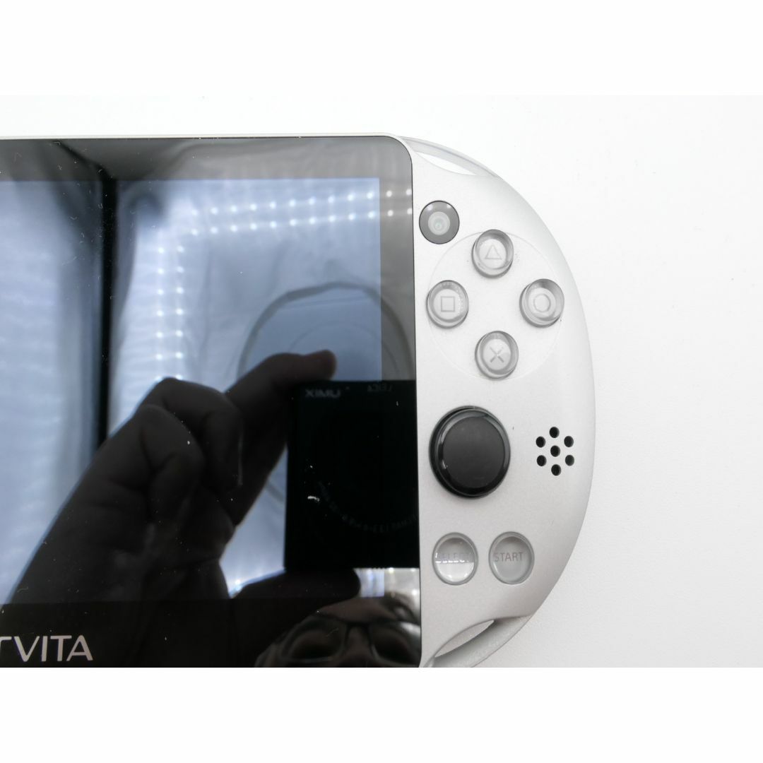 PlayStation Vita(プレイステーションヴィータ)のPS VITA Wi-Fiモデル シルバー (PCH-2000ZA25)32GB エンタメ/ホビーのゲームソフト/ゲーム機本体(携帯用ゲーム機本体)の商品写真