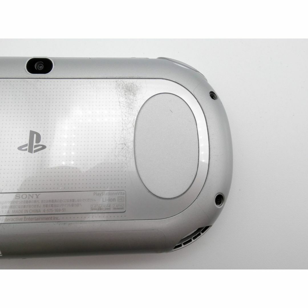 PlayStation Vita(プレイステーションヴィータ)のPS VITA Wi-Fiモデル シルバー (PCH-2000ZA25)32GB エンタメ/ホビーのゲームソフト/ゲーム機本体(携帯用ゲーム機本体)の商品写真