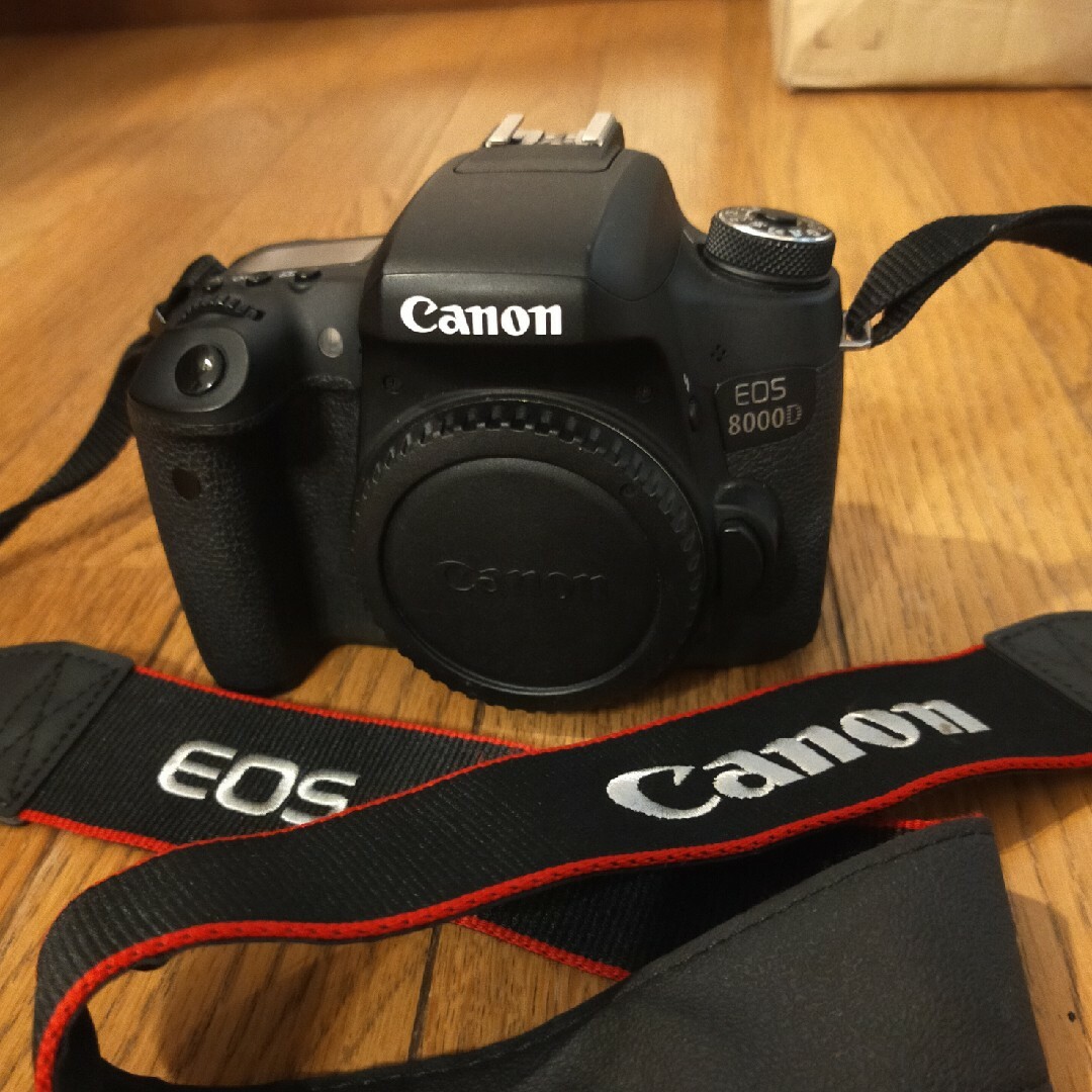 Canon(キヤノン)の【中古】CANON EOS8000D本体　レンズ３本　ストロボ付き スマホ/家電/カメラのカメラ(デジタル一眼)の商品写真