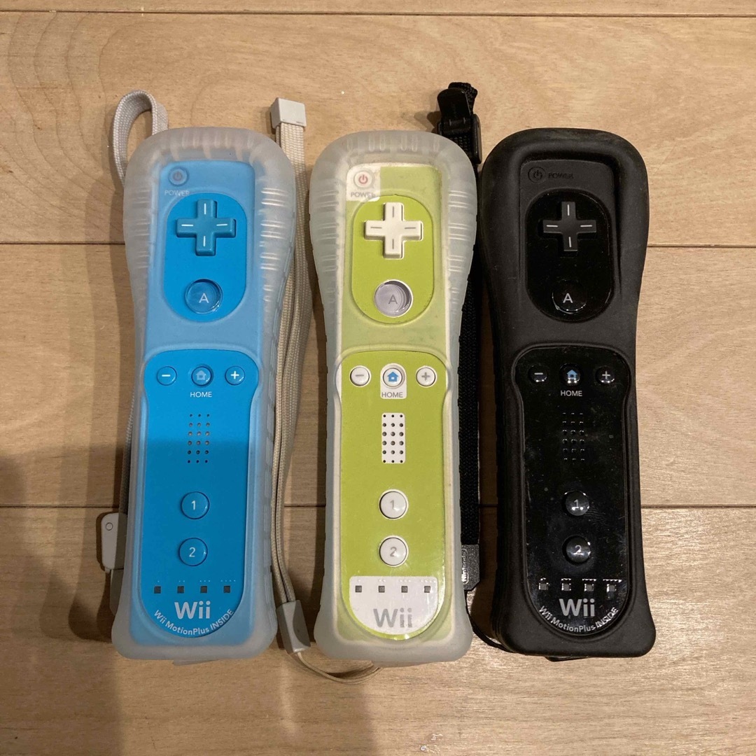 Wii(ウィー)のWii  本体＋ソフト3個＋コントローラー3個 エンタメ/ホビーのゲームソフト/ゲーム機本体(家庭用ゲーム機本体)の商品写真