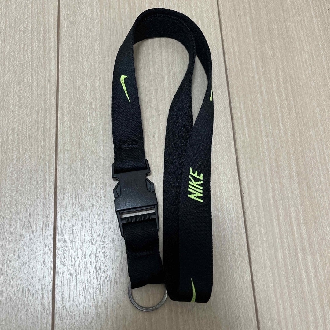 NIKE(ナイキ)のNIKEネックストラップ スマホ/家電/カメラのスマホアクセサリー(ネックストラップ)の商品写真