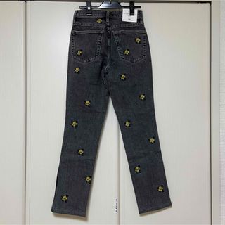 ザラ(ZARA)のタグ付新品｜ZARA｜花刺繍ブラックデニムパンツ｜34｜ストレート(デニム/ジーンズ)