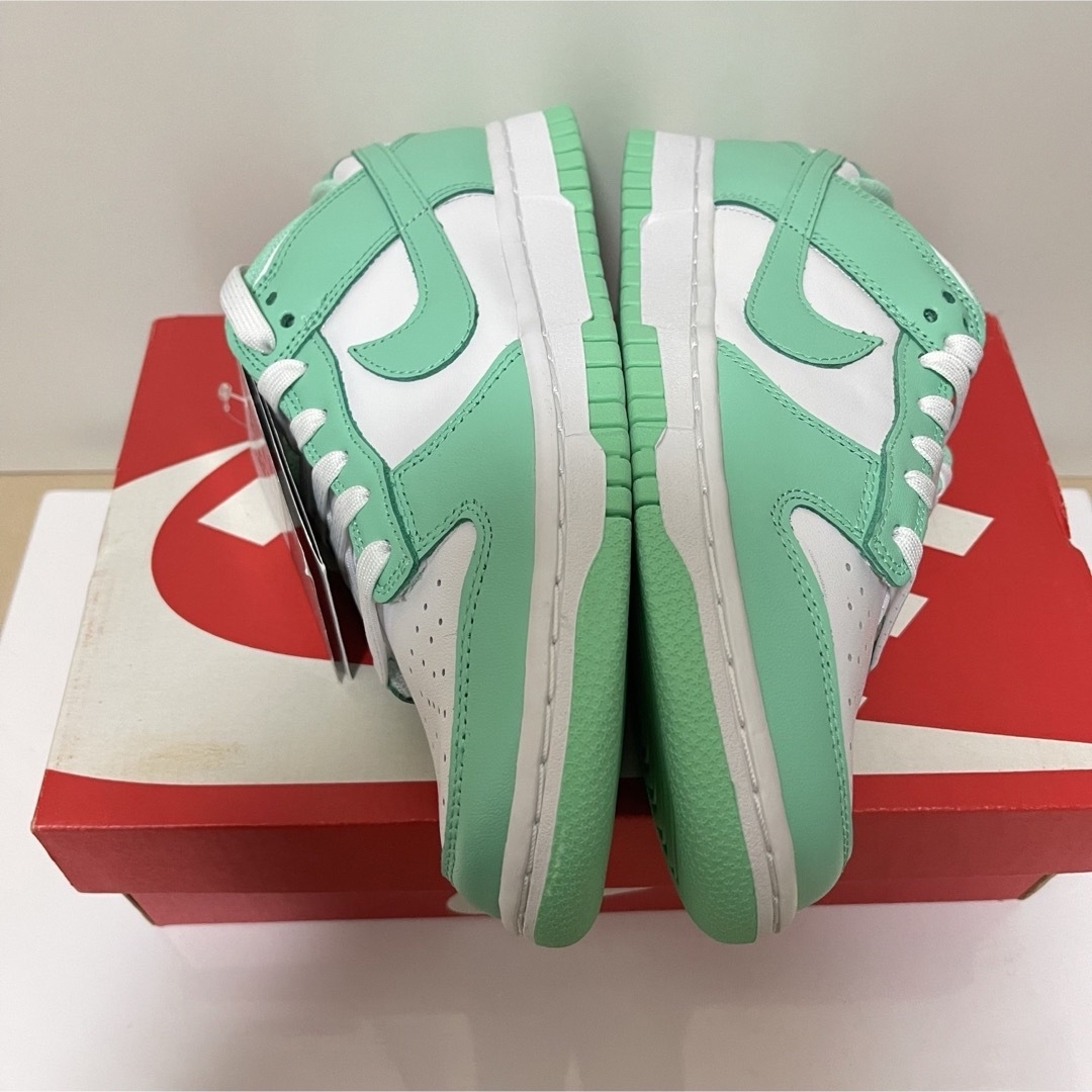 NIKE(ナイキ)のNIKE WMNS DUNK LOW "GREEN GLOW" レディースの靴/シューズ(スニーカー)の商品写真