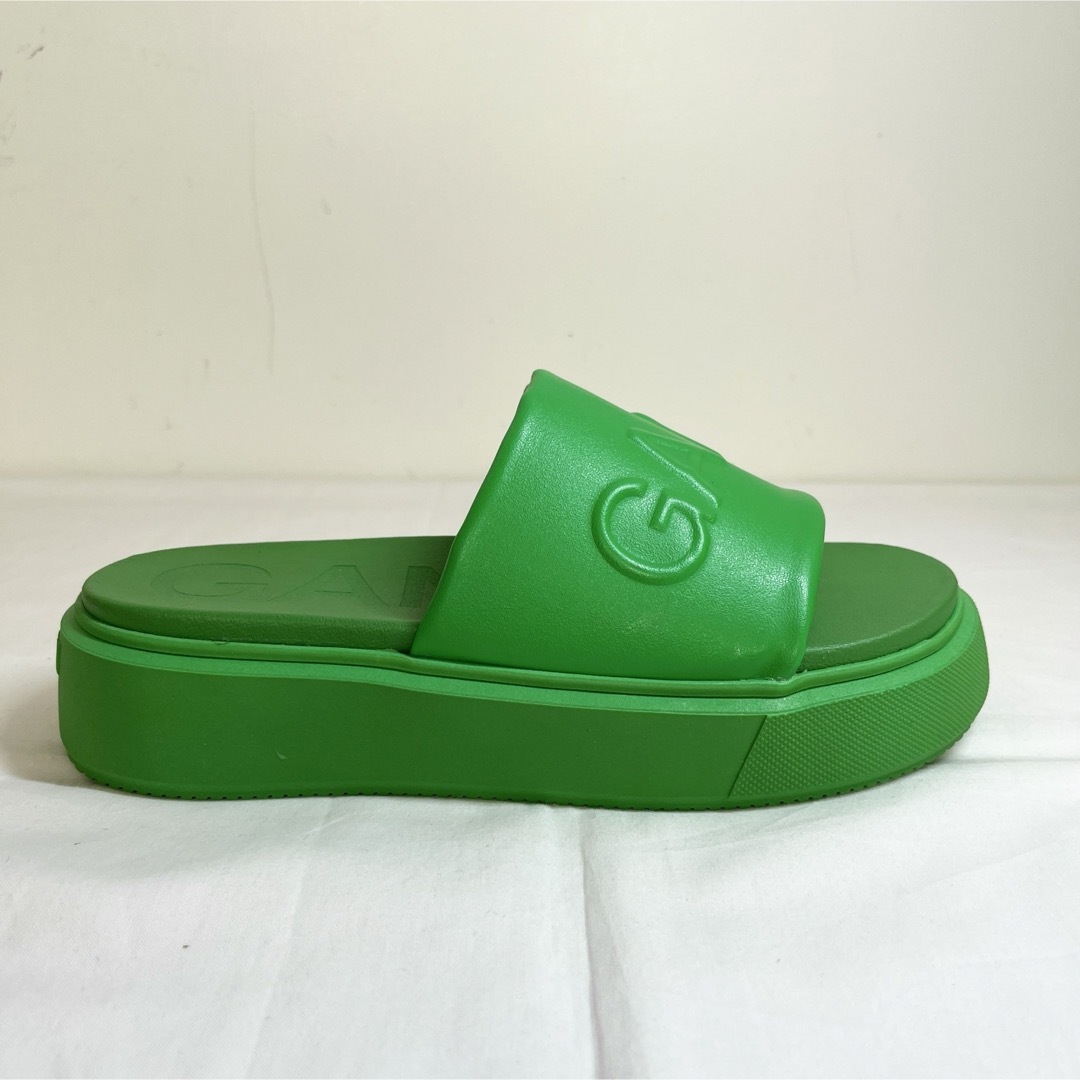 GANNI ガニー　エンボスロゴ スライドサンダル　23cm グリーン レディースの靴/シューズ(サンダル)の商品写真