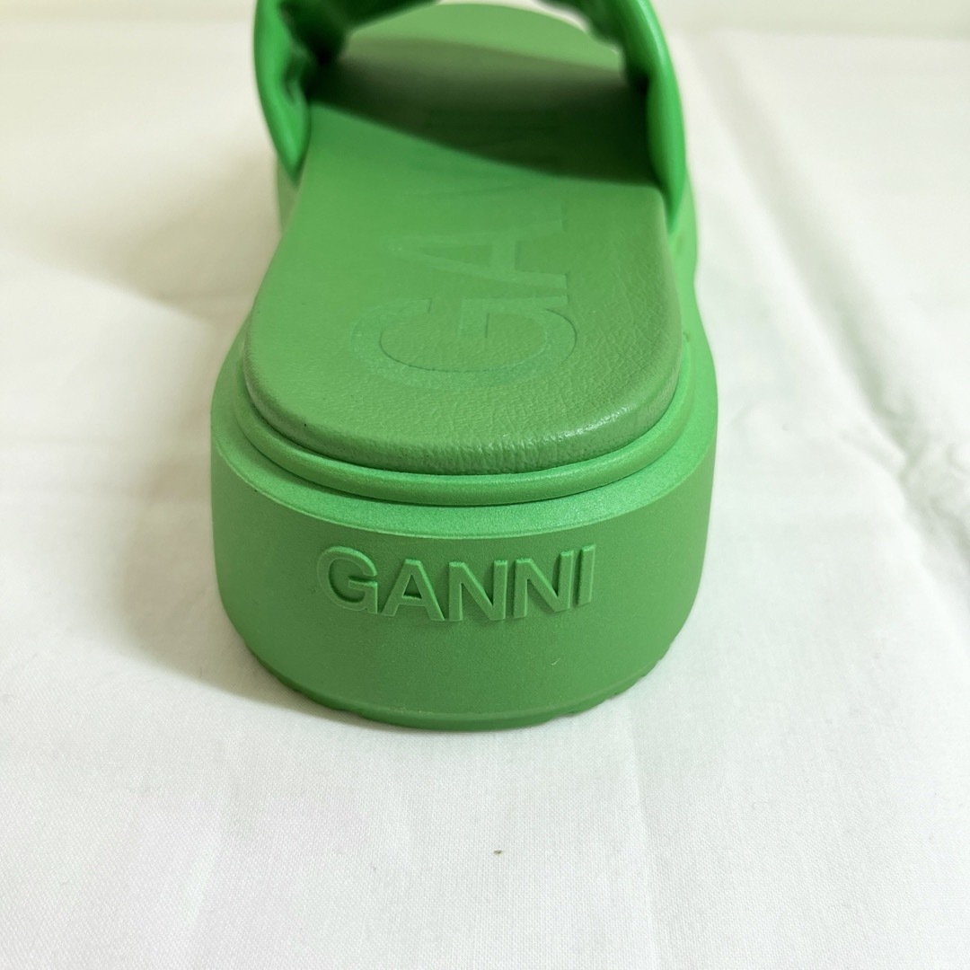 GANNI ガニー　エンボスロゴ スライドサンダル　23cm グリーン レディースの靴/シューズ(サンダル)の商品写真