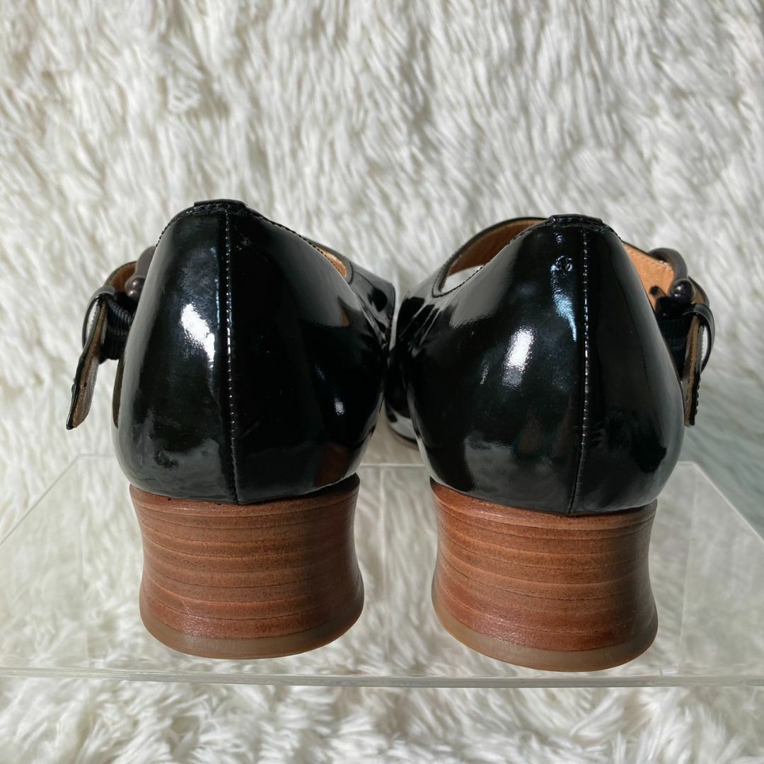 chausser(ショセ)の美品 chausser ショセ ストラップパンプス パテントレザー 本革 24 レディースの靴/シューズ(ハイヒール/パンプス)の商品写真