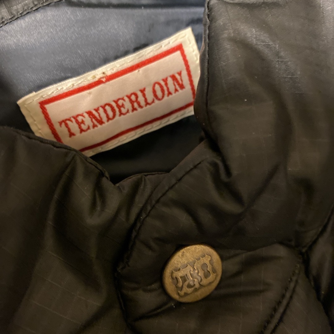 TENDERLOIN(テンダーロイン)のキムタク着テンダーロインTENDERLOINロゴBOXワッペン付ダウンジャケット メンズのジャケット/アウター(ダウンジャケット)の商品写真