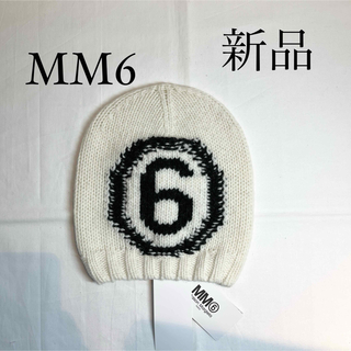 エムエムシックス(MM6)のMM6 Maison Margielaマルジェラ　⑥ロゴ ニット帽 ビーニー　白(ニット帽/ビーニー)