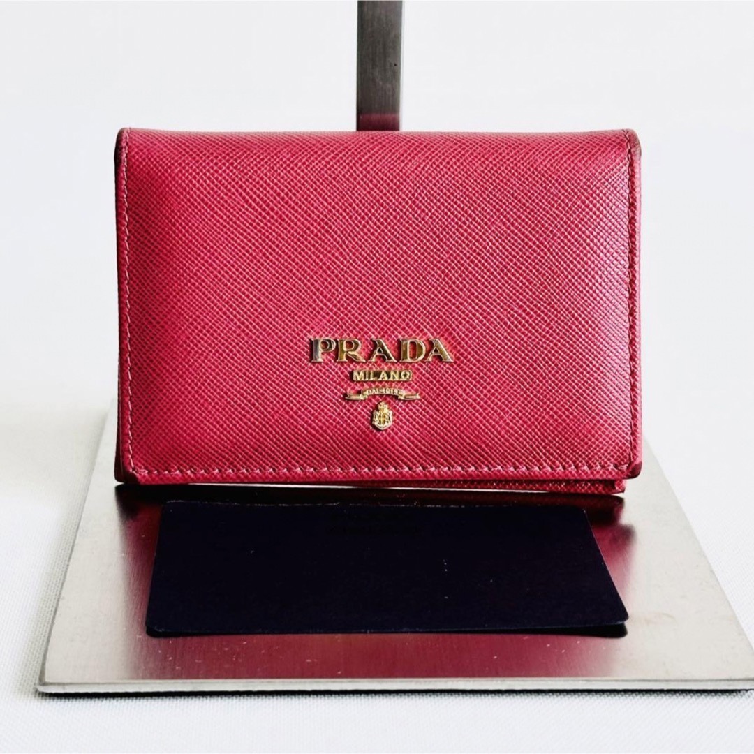 PRADA(プラダ)のPRADA 名刺入れ　カードケース　ゴールドロゴ　美品　レザー　人気のピンク レディースのファッション小物(名刺入れ/定期入れ)の商品写真