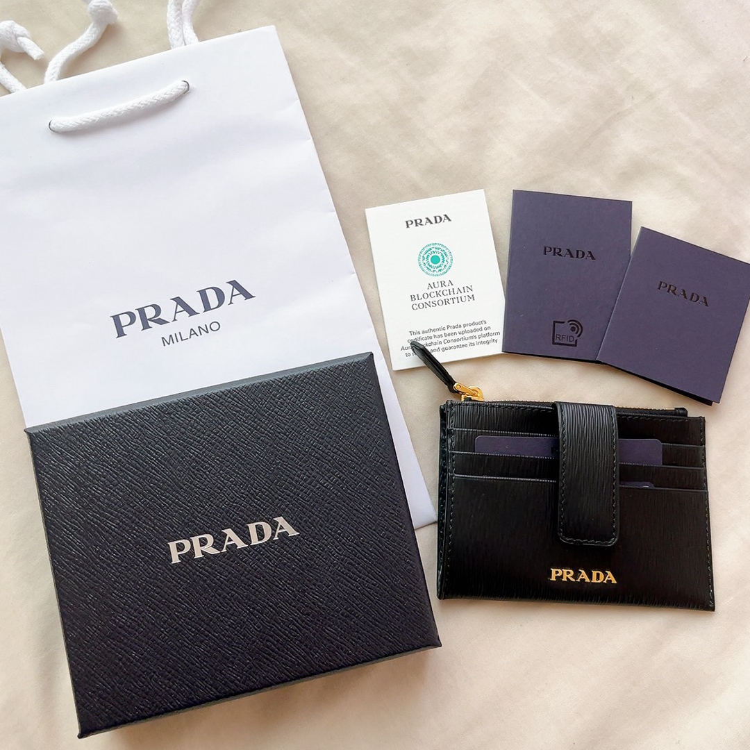 PRADA(プラダ)のPRADA コンパクトウォレット カードケース　レザー ミニ財布 プラダ　黒 レディースのファッション小物(財布)の商品写真