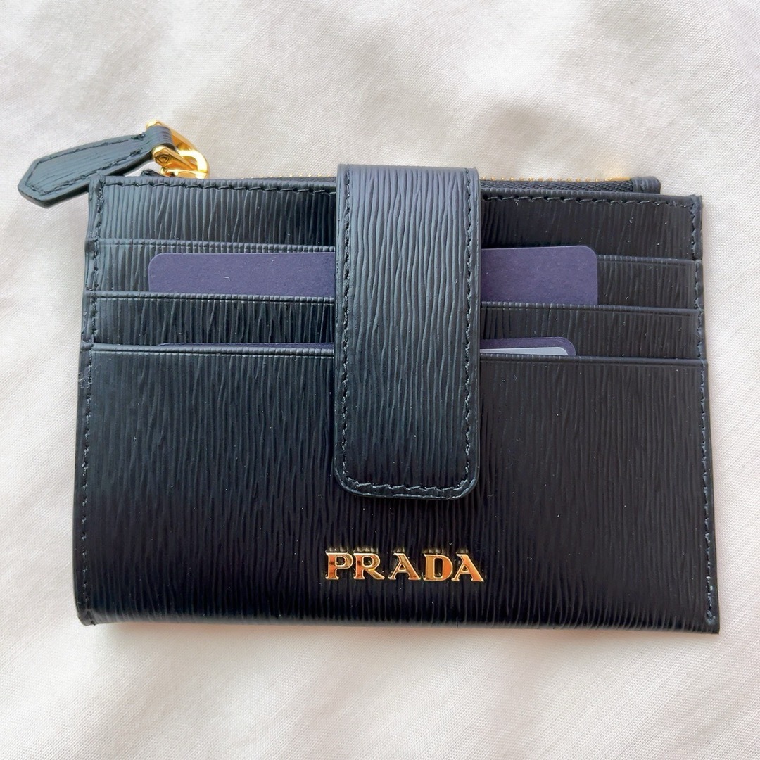 PRADA(プラダ)のPRADA コンパクトウォレット カードケース　レザー ミニ財布 プラダ　黒 レディースのファッション小物(財布)の商品写真