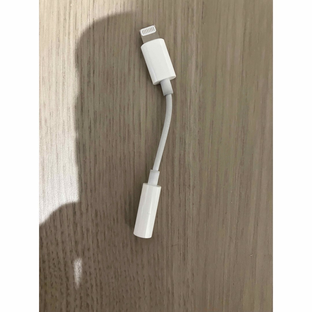 Apple(アップル)のApple イヤホンジャック　変換アダプタ スマホ/家電/カメラのオーディオ機器(ヘッドフォン/イヤフォン)の商品写真