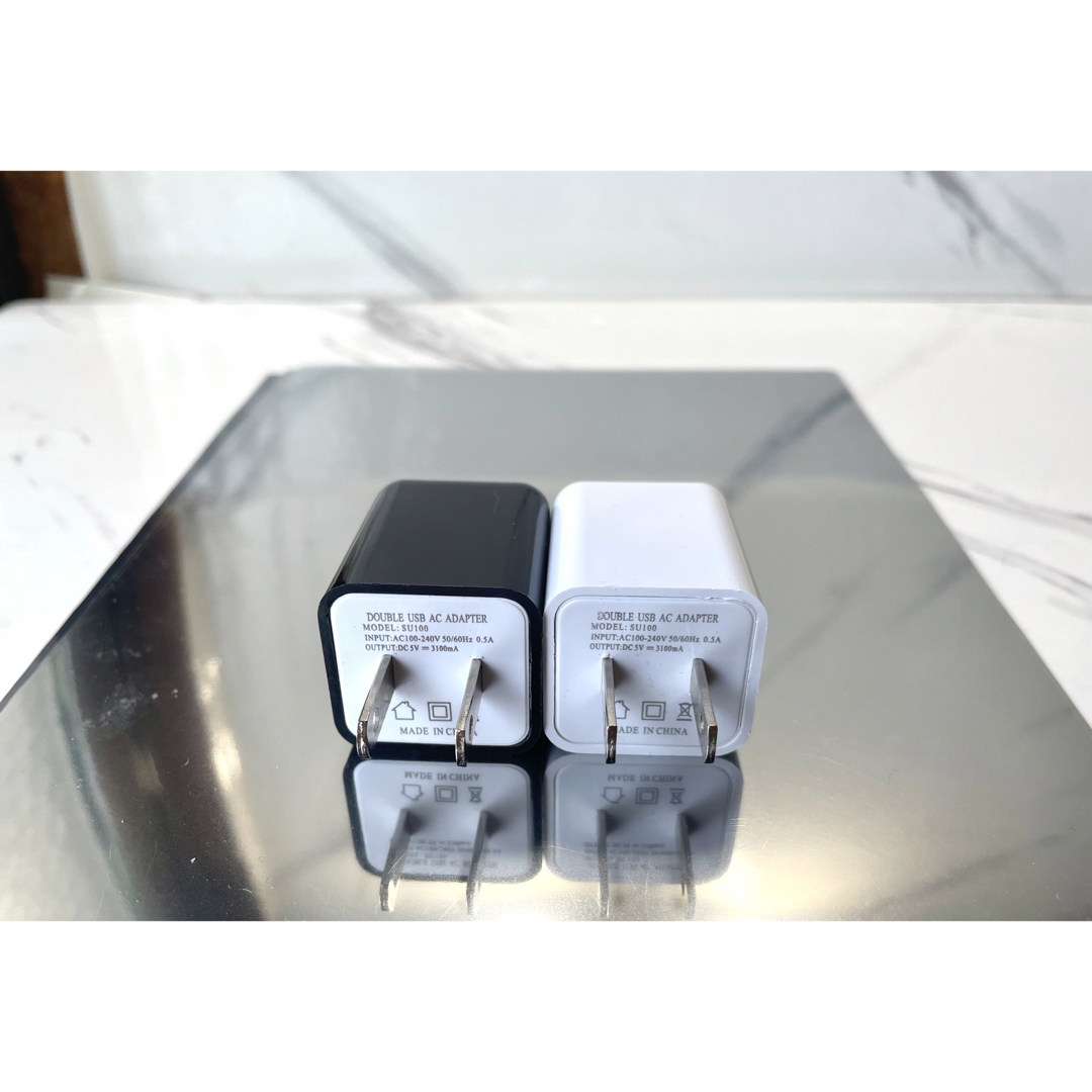 ２個USB充電器  ACアダプター コンセント iPhone&アンドロイド白黒 スマホ/家電/カメラのスマートフォン/携帯電話(バッテリー/充電器)の商品写真