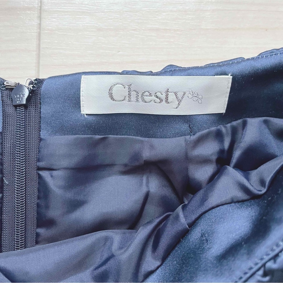 Chesty(チェスティ)のChesty チェスティ 花柄 スカート ミディ丈 小鳥 ネイビー レディースのスカート(ひざ丈スカート)の商品写真