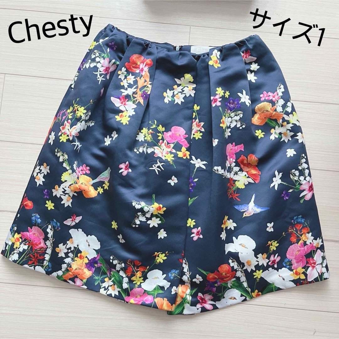 Chesty(チェスティ)のChesty チェスティ 花柄 スカート ミディ丈 小鳥 ネイビー レディースのスカート(ひざ丈スカート)の商品写真