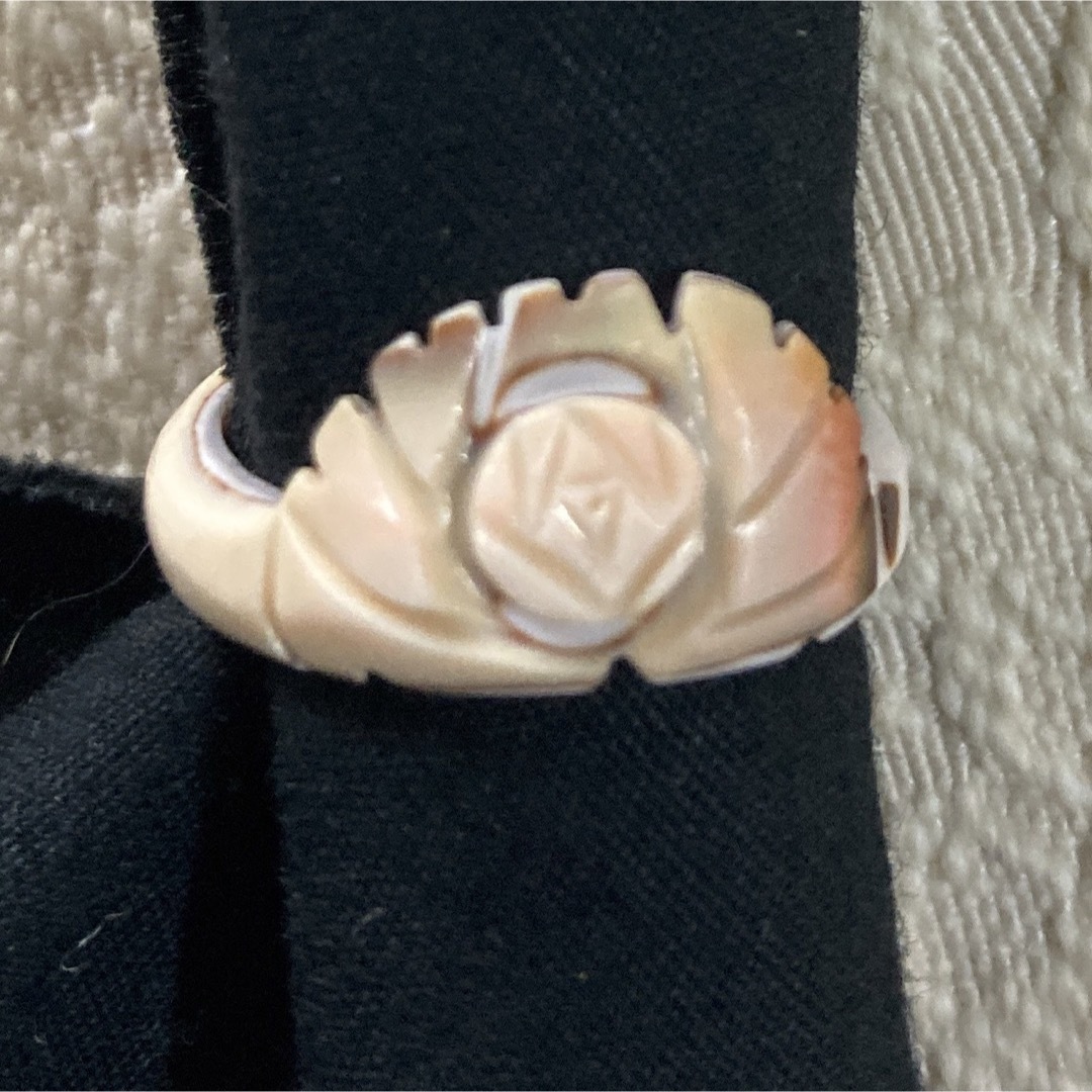 コーラルカラー　リング　貝×薔薇　 レディースのアクセサリー(リング(指輪))の商品写真