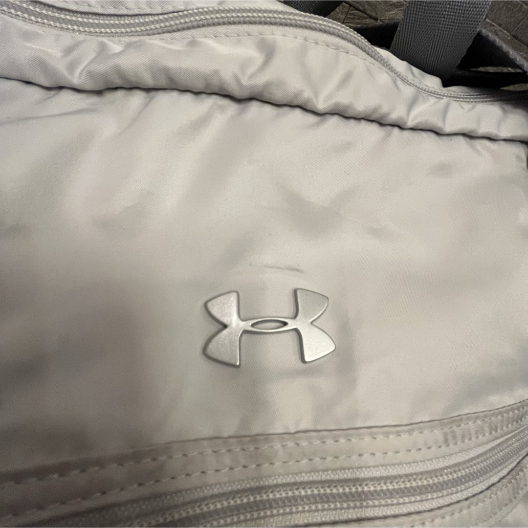 UNDER ARMOUR(アンダーアーマー)のアンダーアーマー　ボストンバッグ　ジムバッグ 旅行　レディース　メンズ　グレー メンズのバッグ(ボストンバッグ)の商品写真