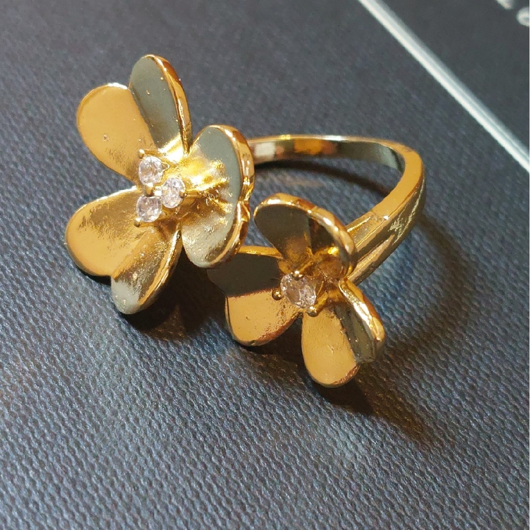 お花リング　ダブルフラワー　クローバーリング レディースのアクセサリー(リング(指輪))の商品写真