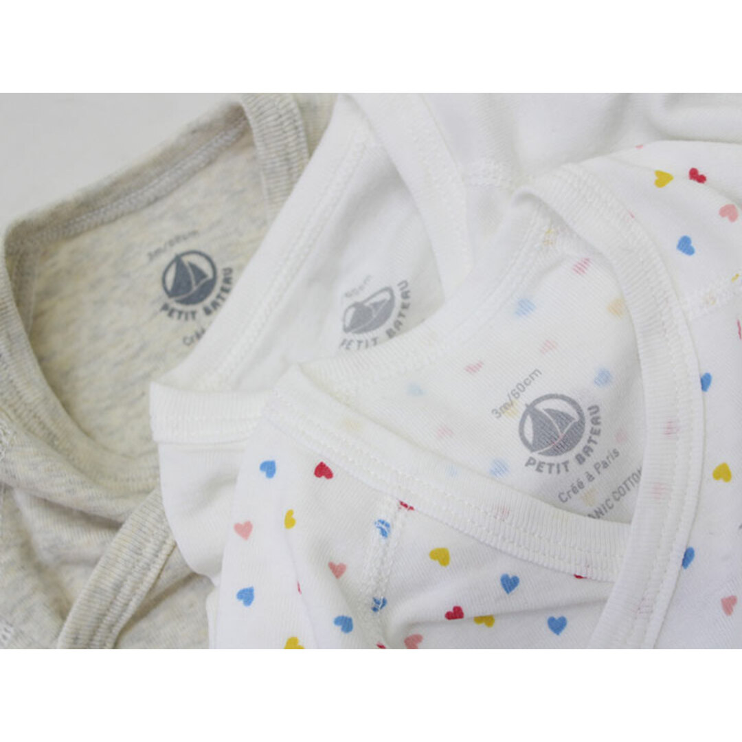 PETIT BATEAU(プチバトー)の新品 未使用品▲プチバトー/PETIT BATEAU▲60cm(3m) 長袖ボディオール/カバーオール/ロンパース3枚set/インナー/肌着/小物 白系×ベージュ系×ハート柄  出産祝い ギフト【ネット限定】子供 キッズ kids ベビー baby 女の子 春秋冬 onepi 812132 キッズ/ベビー/マタニティのベビー服(~85cm)(カバーオール)の商品写真