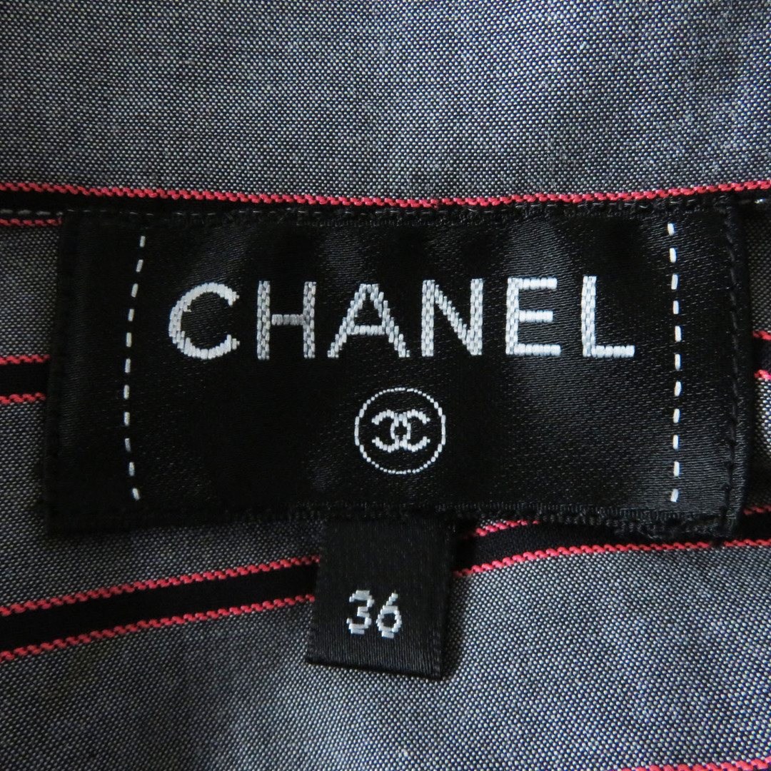 CHANEL(シャネル)の極美品 CHANEL シャネル 2022年製 22B P73409 襟ベロア ライオンボタン ストライプ柄 長袖シャツ グレー×ピンク×ブラック 36 イタリア製 正規品 レディース 定価323,400円 レディースのトップス(シャツ/ブラウス(長袖/七分))の商品写真