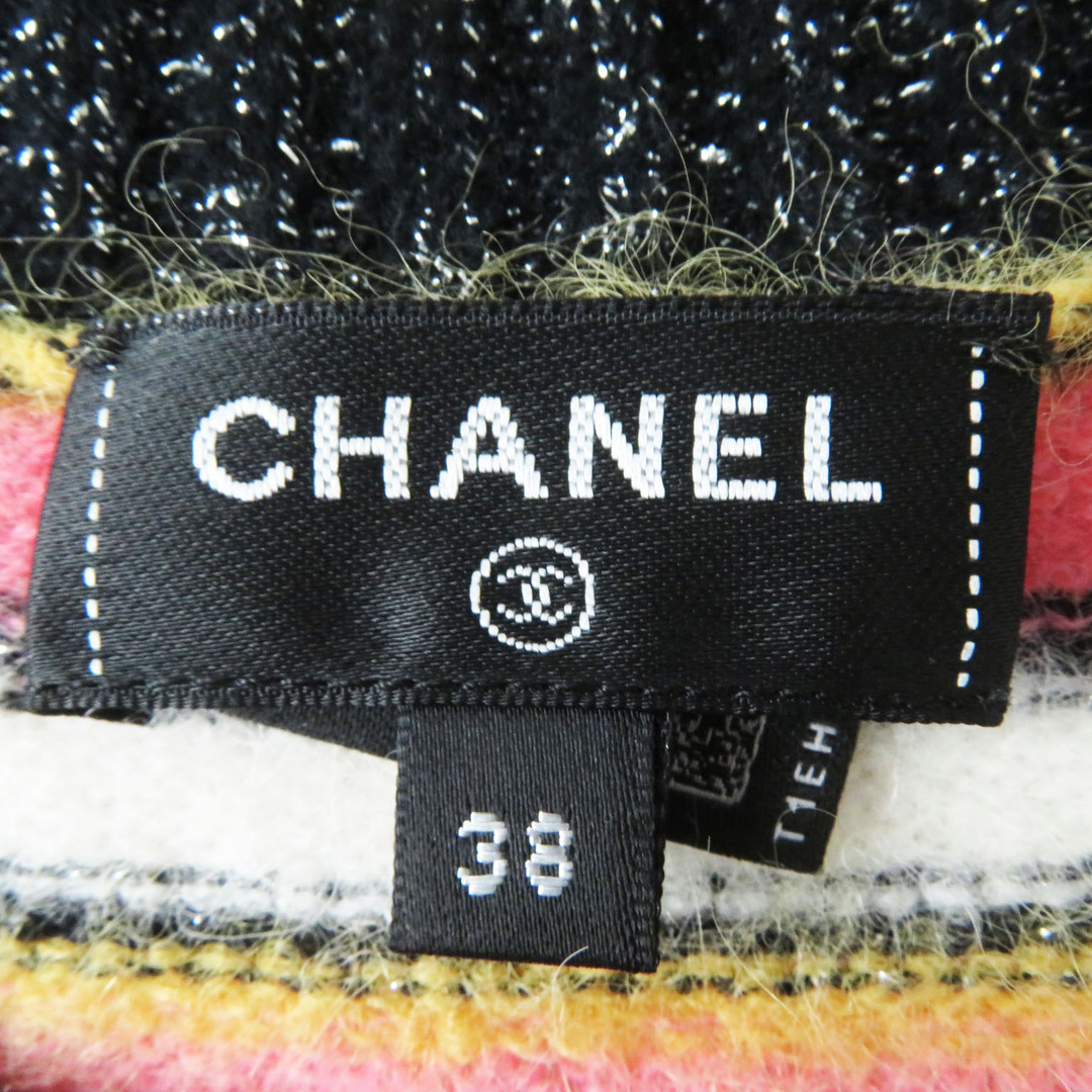 CHANEL(シャネル)の未使用品 CHANEL シャネル 2022年製 22A P72906 アルパカ コットン ピンク×ホワイト×ブラック×ダークイエロー ココマーク付き 長袖ニットプルオーバー  ニット マルチボーダー柄 38 保存袋付き イタリア製 正規品 レディース レディースのトップス(ニット/セーター)の商品写真