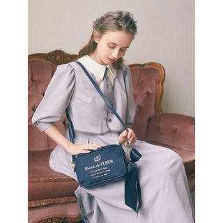 メゾンドフルール(Maison de FLEUR)のMaison de FLEUR サテンリボンショルダーバッグ　ネイビー(ショルダーバッグ)