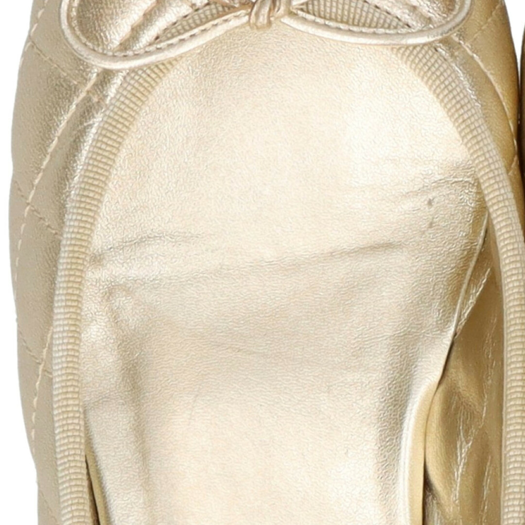 CHANEL(シャネル)のCHANEL シャネル マトラッセ ココマーク フラットシューズ パンプス ゴールド G26250 レディース メンズの靴/シューズ(その他)の商品写真
