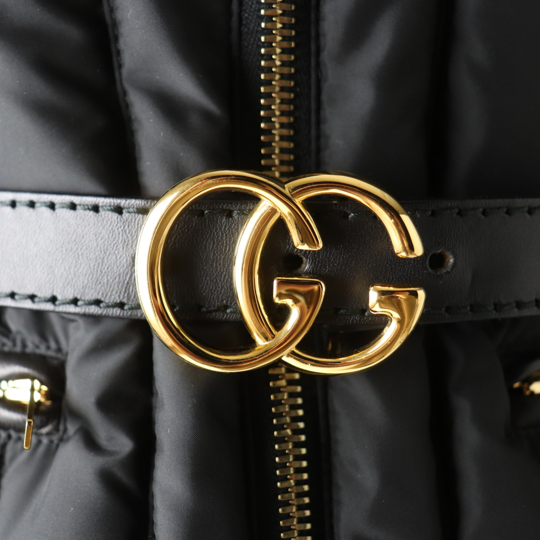 Gucci(グッチ)の美品 GUCCI グッチ ロゴ・ベルト付 GGマーモント レザー使い ハイネック ダウンジャケット ブラック 38 イタリア製 レディース レディースのジャケット/アウター(ダウンジャケット)の商品写真