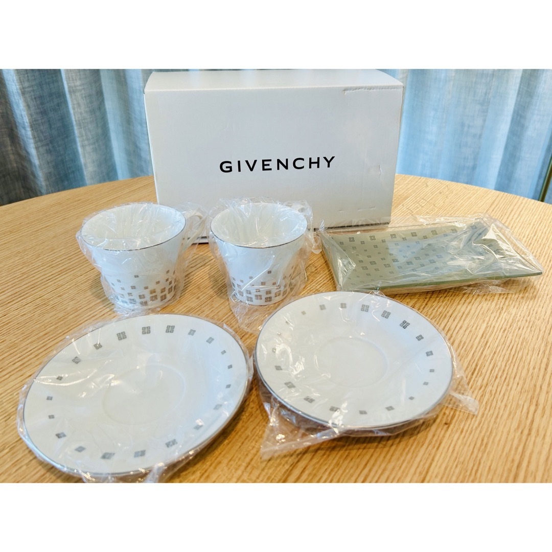 GIVENCHY(ジバンシィ)の【新品未使用】GIVENCHYジバンシー　トレー付きペアコーヒーセット(計5点) インテリア/住まい/日用品のキッチン/食器(グラス/カップ)の商品写真