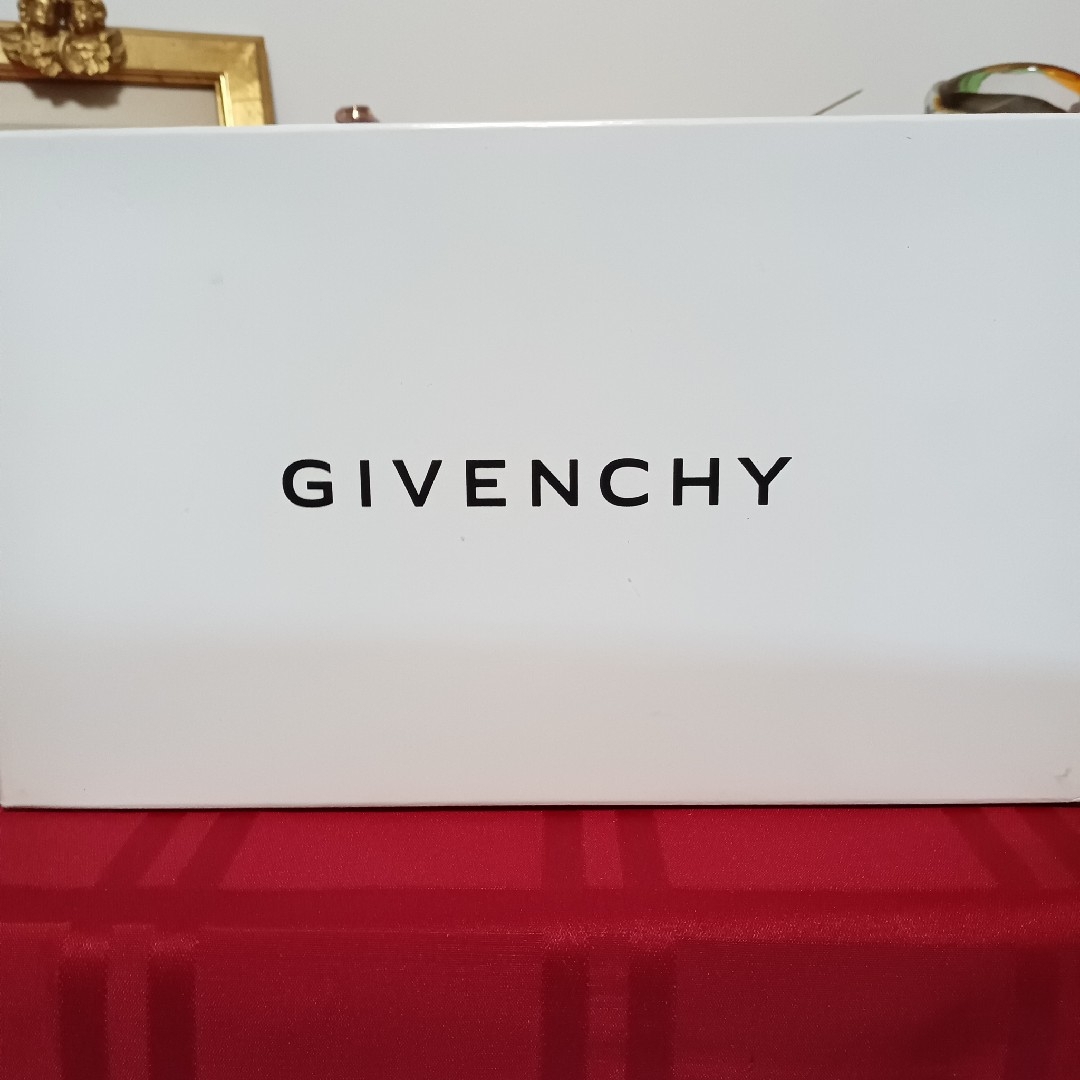 GIVENCHY(ジバンシィ)の新品 GIVENCHY ジバンシー トレー付きペアマグセット キッズ/ベビー/マタニティの授乳/お食事用品(マグカップ)の商品写真